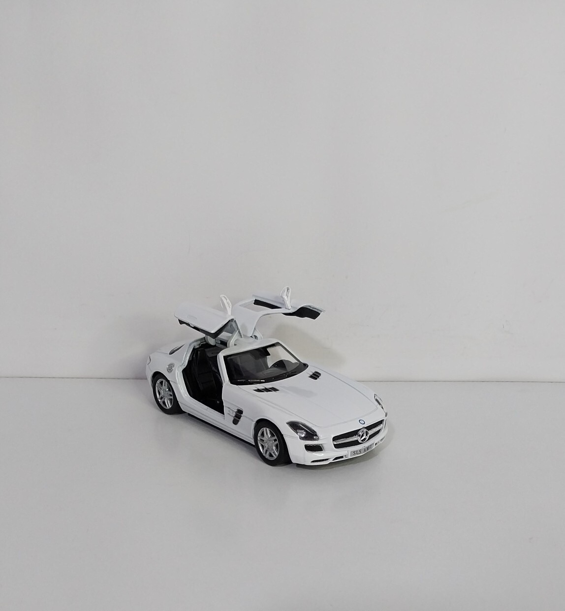  ماکت کلکسیونی مرسدس بنز SLS AMG با بدنه فلزی، درب‌های گالوینگ و قابلیت عقب‌کش 