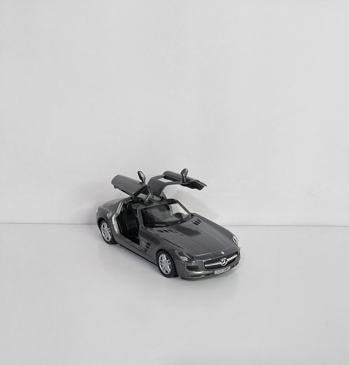  ماکت فلزی Mercedes-Benz SLS AMG کینسمارت در مقیاس ۱/۳۶، مناسب کلکسیون و علاقه‌مندان خودرو 