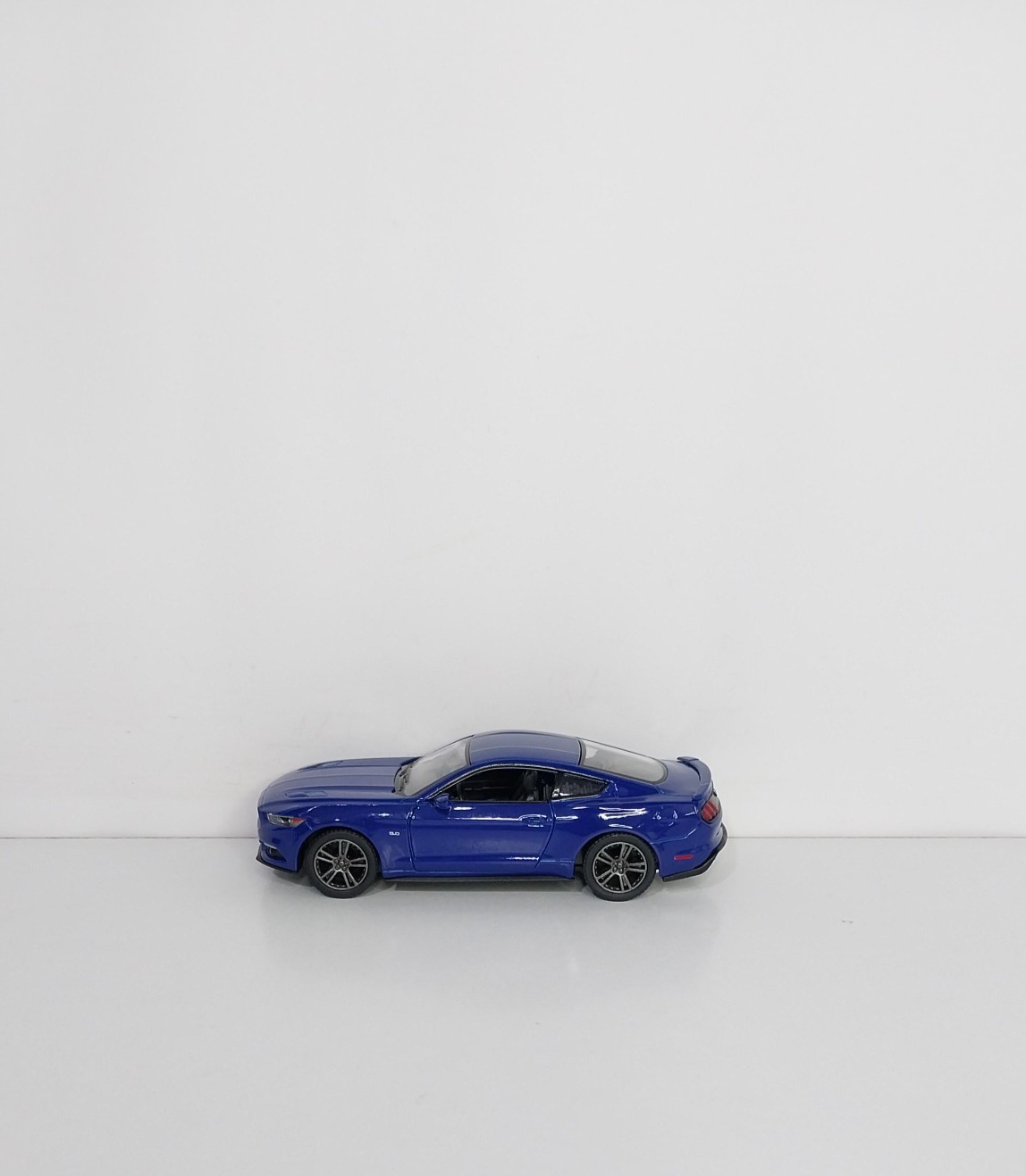  خرید آنلاین ماکت Ford Mustang GT 2015 کینسمارت، بدنه فلزی، دو درب بازشو و عقب‌کش مقیاس ۱/۳۸ 