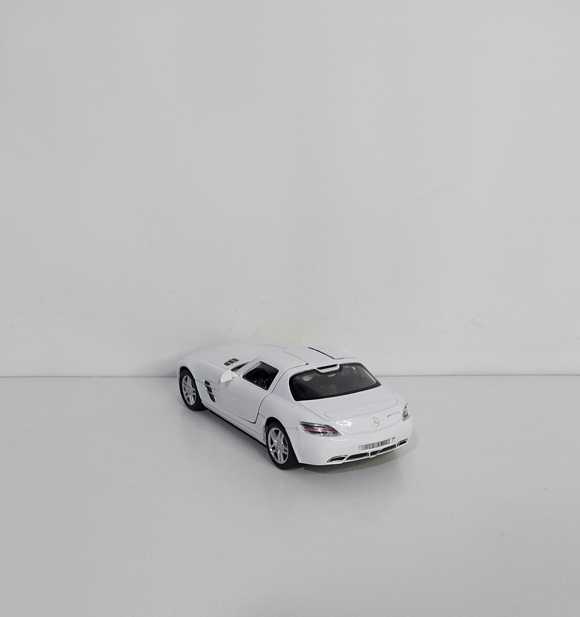  ماکت مرسدس بنز SLS AMG کینسمارت با طول ۱۲.۵ سانتی‌متر و وزن ۱۱۲ گرم، مناسب کلکسیون 