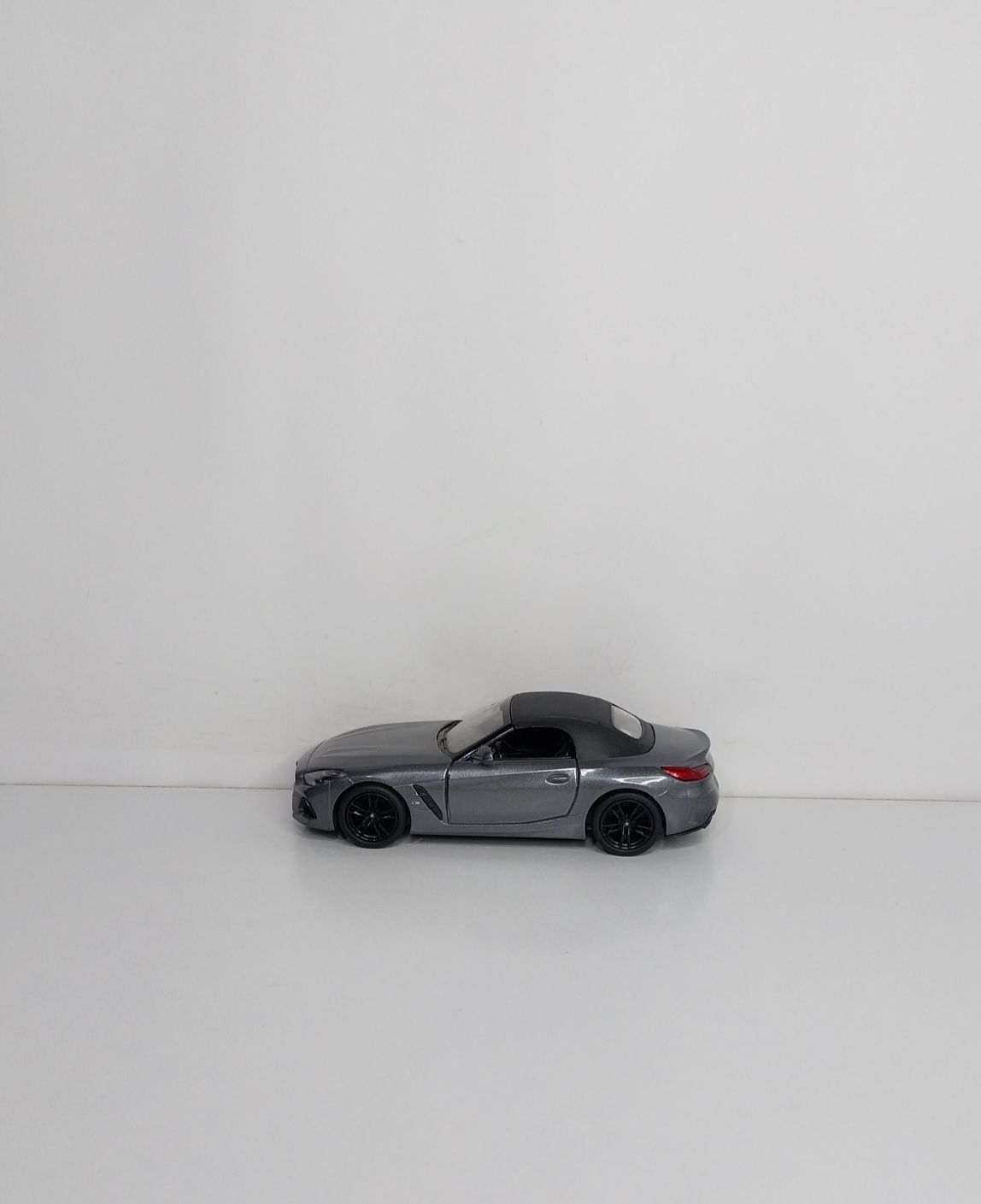  ماکت BMW Z4 نیو با طراحی زیبا و اسپرت، گزینه‌ای مناسب برای هدیه، دکوراسیون و تکمیل مجموعه ماکت خودروهای خاص است. 