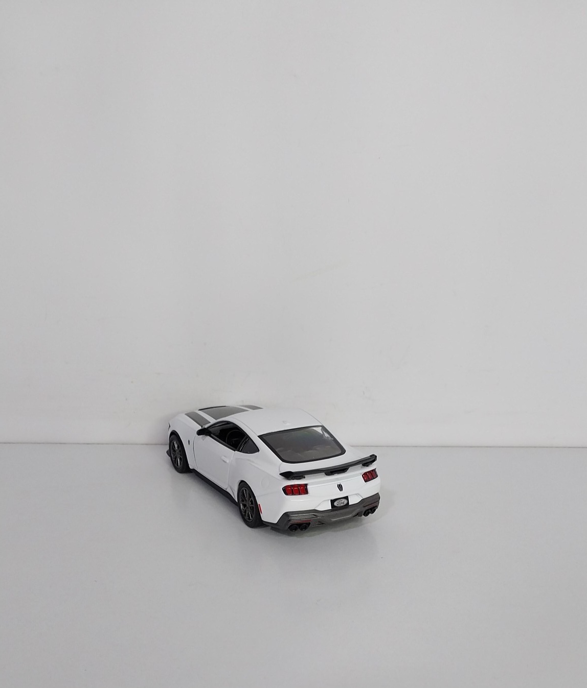  2024 Ford Mustang Dark Horse فورد موستانگ ۲۰۲۴ دارک هورس ◽️ برند: کینسمارت ◽️ مقیاس: ۱/۳۸ (طول حدود ۱۲ سانت) ◽️ د 