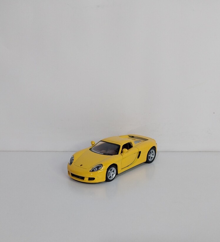 ماکت Porsche Carrera GT مقیاس ۱/۳۶، مدل فلزی کینسمارت با دو درب جلو بازشو و عقب‌کش