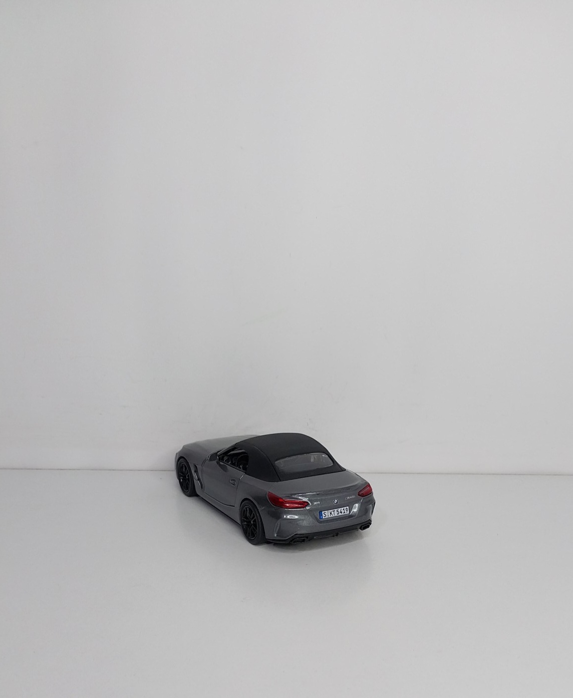  ماکت BMW Z4 نیو با ظاهر اسپرت و لوکس، انتخابی خاص برای علاقه‌مندان بی‌ام‌و و کلکسیونرهای حرفه‌ای ماکت خودرو است. 