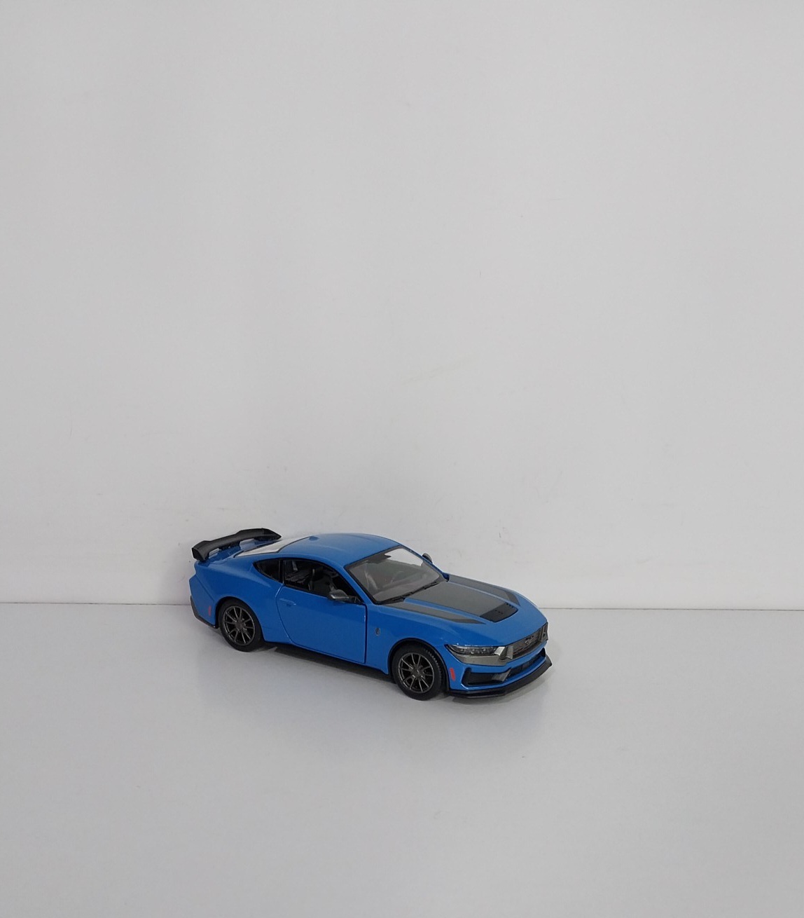  خرید ماکت Ford Mustang Dark Horse 2024 برند کینسمارت، مدل فلزی قرمز با دو درب بازشو و قابلیت عقب‌کش 