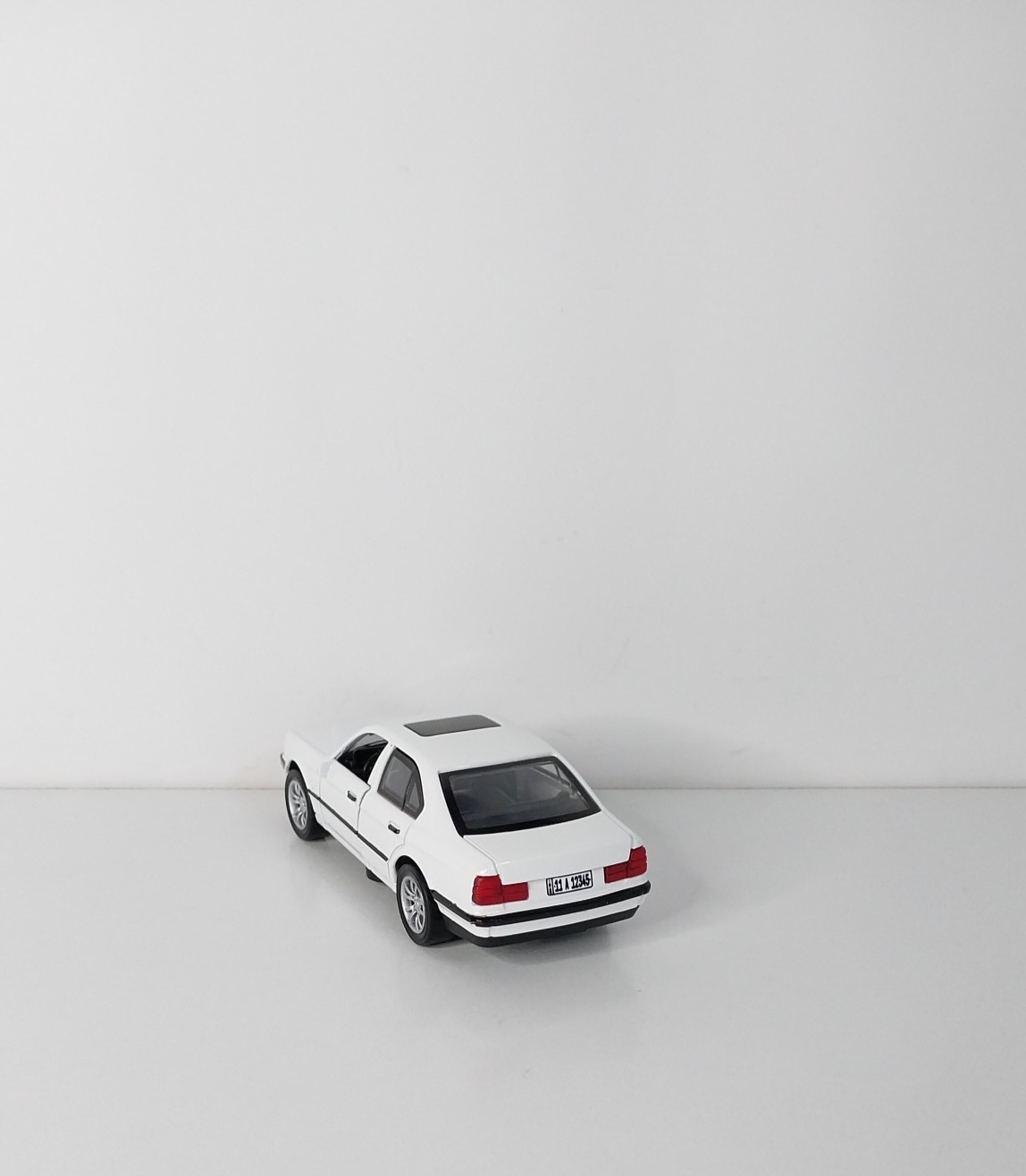  خرید ماکت BMW E34 فلزی با مقیاس ۱/۳۶، قابلیت عقب‌کش، صدا و چراغ جلو برای کلکسیون 