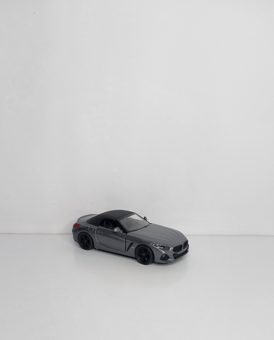  ماکت BMW Z4 نیو، بازسازی جذاب یکی از خودروهای اسپرت بی‌ام‌و با ظاهری شیک و مناسب برای کلکسیون خودروهای خاص. 