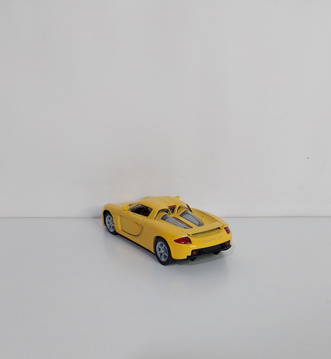 ماکت فلزی Porsche Carrera GT در مقیاس ۱/۳۶، دارای دو درب بازشو و سیستم عقب‌کش، مناسب ویترینماکت کلکسیونی پورشه کاررا GT 