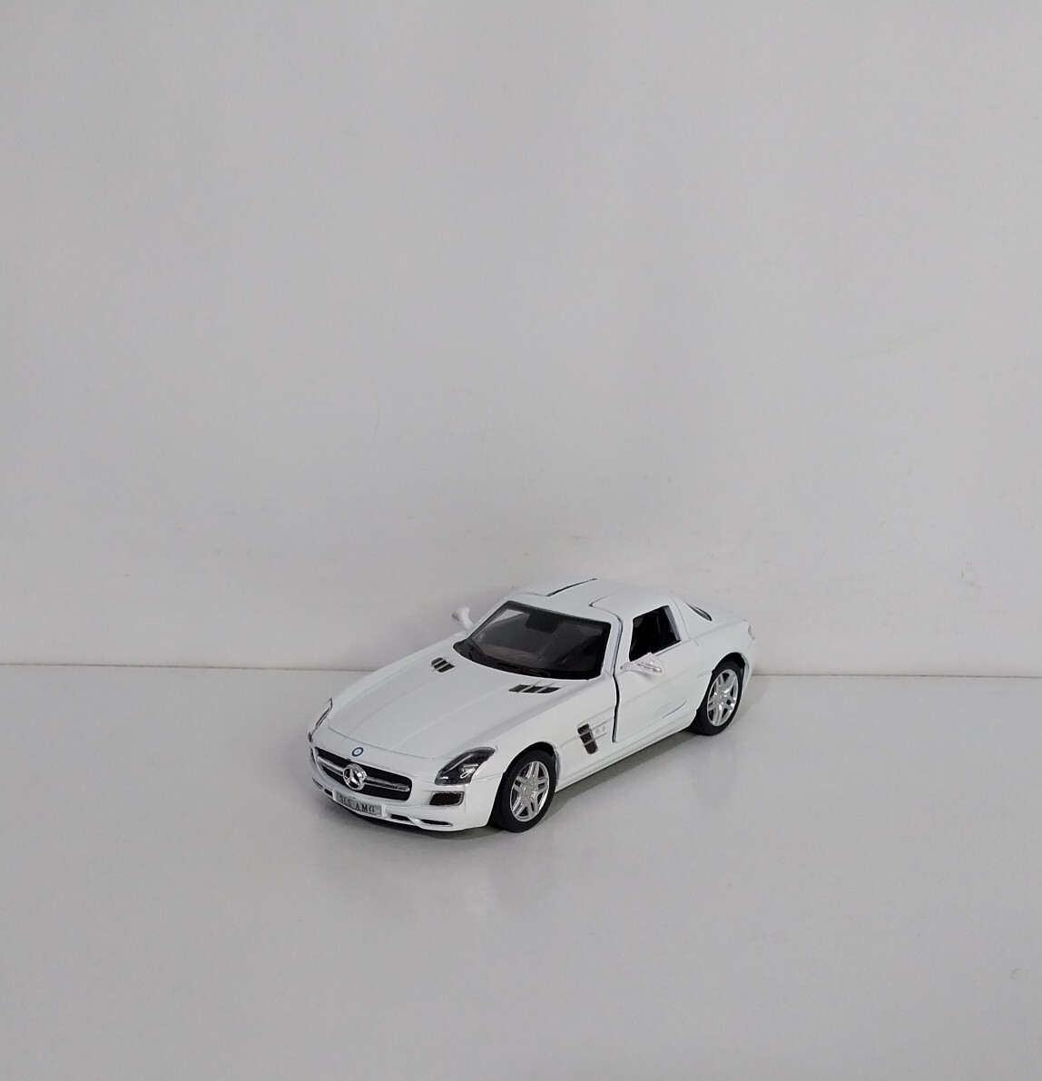  ماکت Mercedes-Benz SLS AMG مقیاس ۱/۳۶، مدل فلزی کینسمارت با درب‌های رو به بالا بازشو 