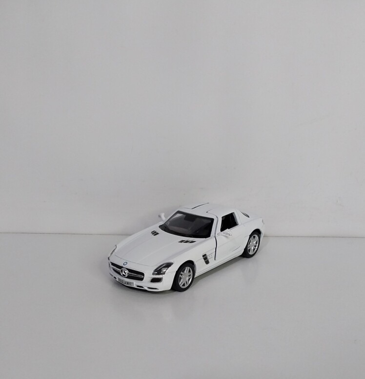 ماکت Mercedes-Benz SLS AMG مقیاس ۱/۳۶، مدل فلزی کینسمارت با درب‌های رو به بالا بازشو