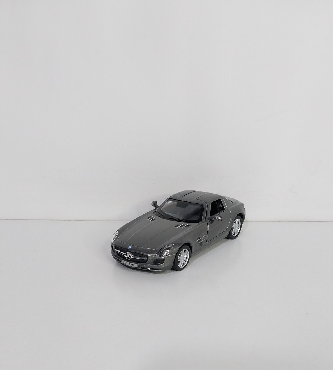  ماکت مرسدس بنز SLS AMG فلزی با دو درب جلو بازشو، قابلیت عقب‌کش و طراحی جذاب اسپرت 