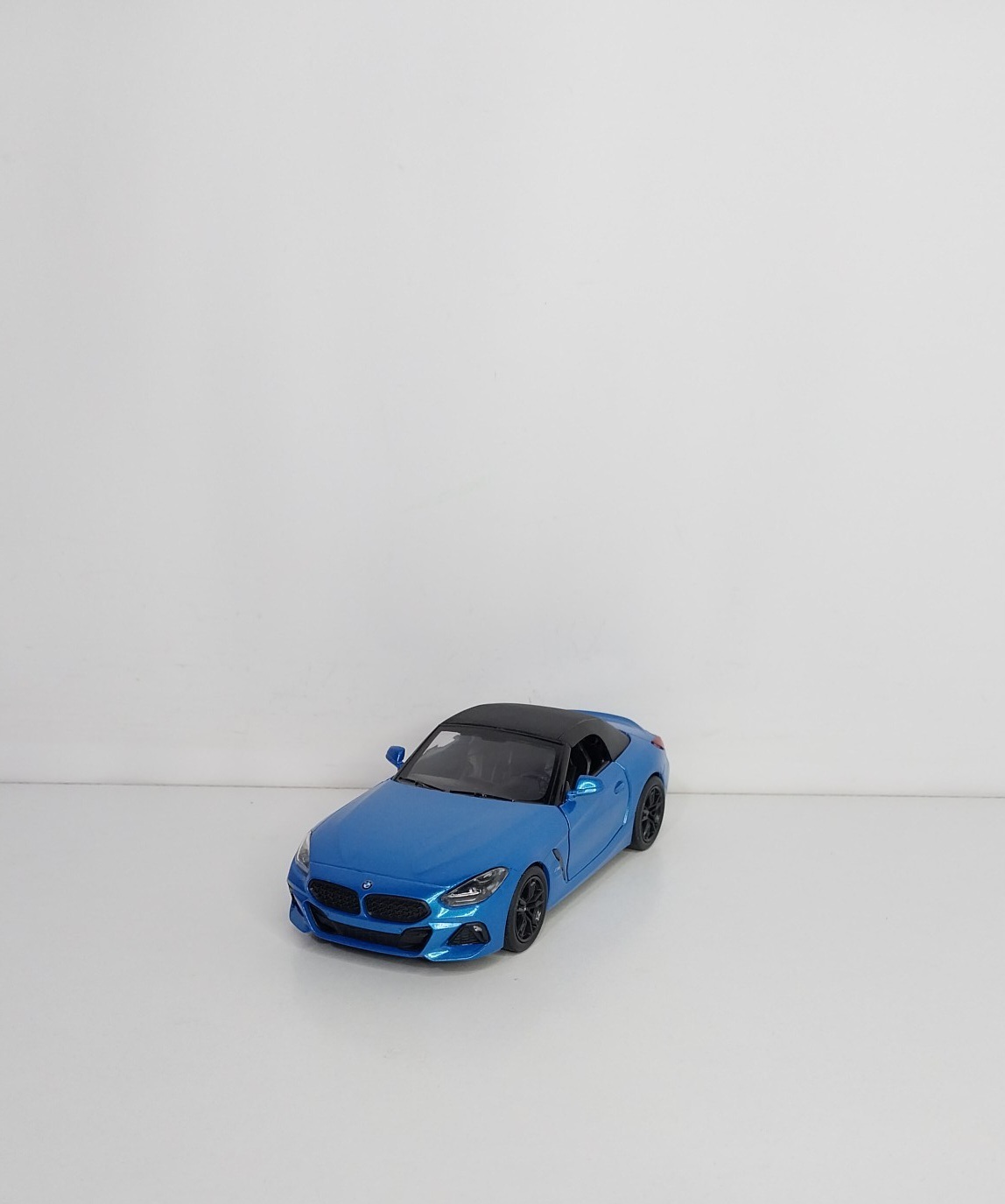  ماکت BMW Z4 نیو، بازسازی جذاب یکی از خودروهای اسپرت بی‌ام‌و با ظاهری شیک و مناسب برای کلکسیون خودروهای خاص. 