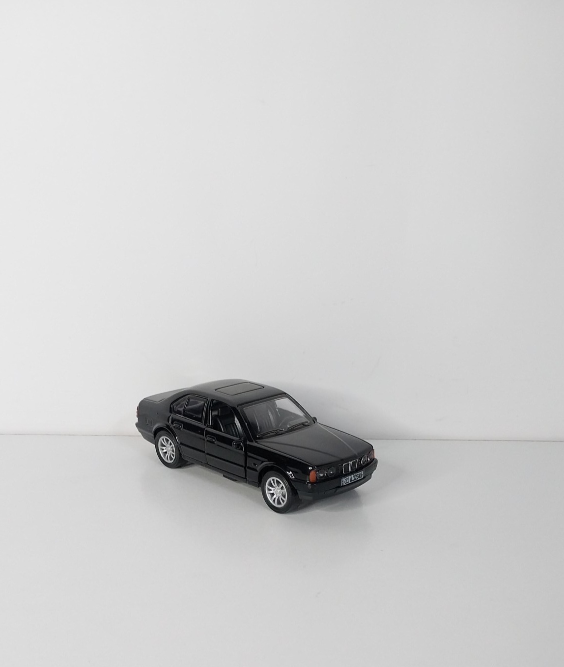  خرید ماکت BMW E34 فلزی با مقیاس ۱/۳۶، قابلیت عقب‌کش، صدا و چراغ جلو برای کلکسیون 