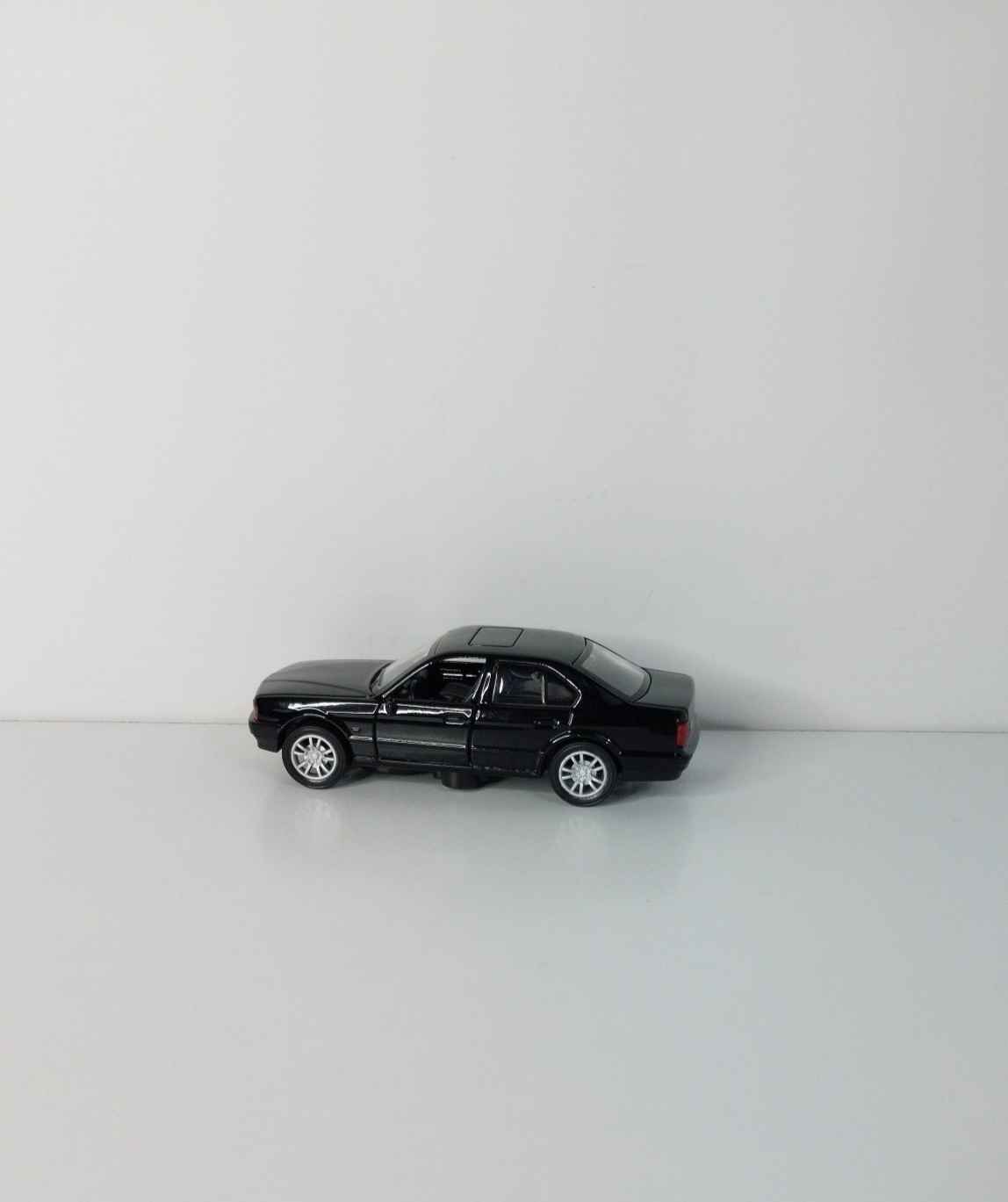  ماکت فلزی BMW E34 در مقیاس ۱/۳۶ با طراحی کلاسیک، چراغ‌های روشن‌شونده و قابلیت صدا و عقب‌کش 